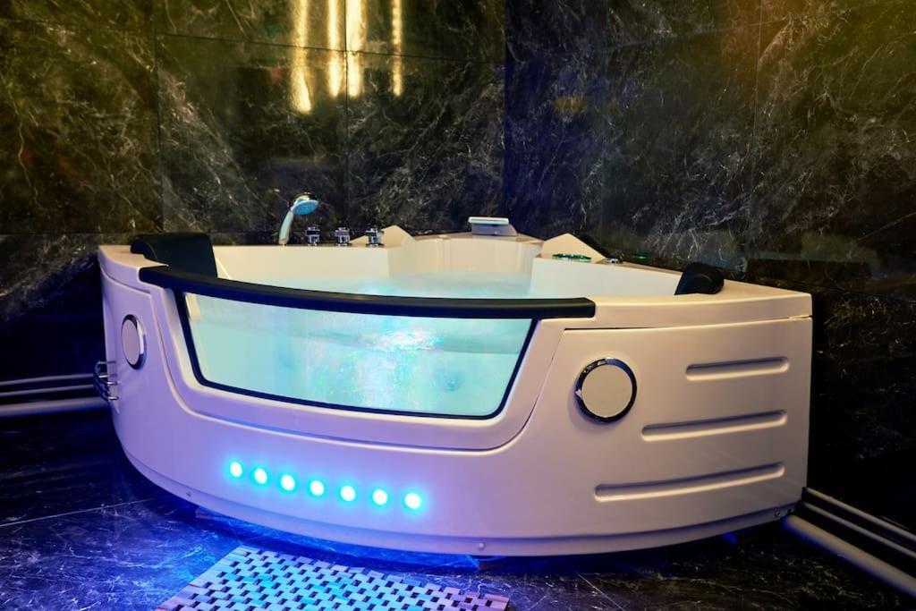 Versailles Jacuzzi - Sauna - Rdc 2 Екстериор снимка