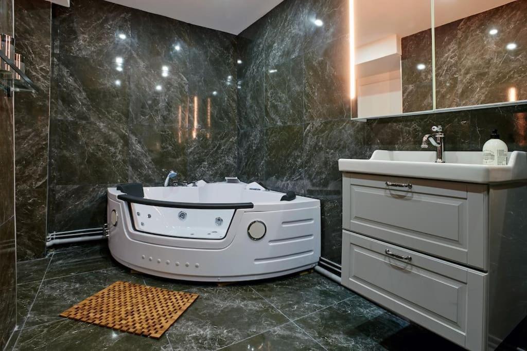 Versailles Jacuzzi - Sauna - Rdc 2 Екстериор снимка